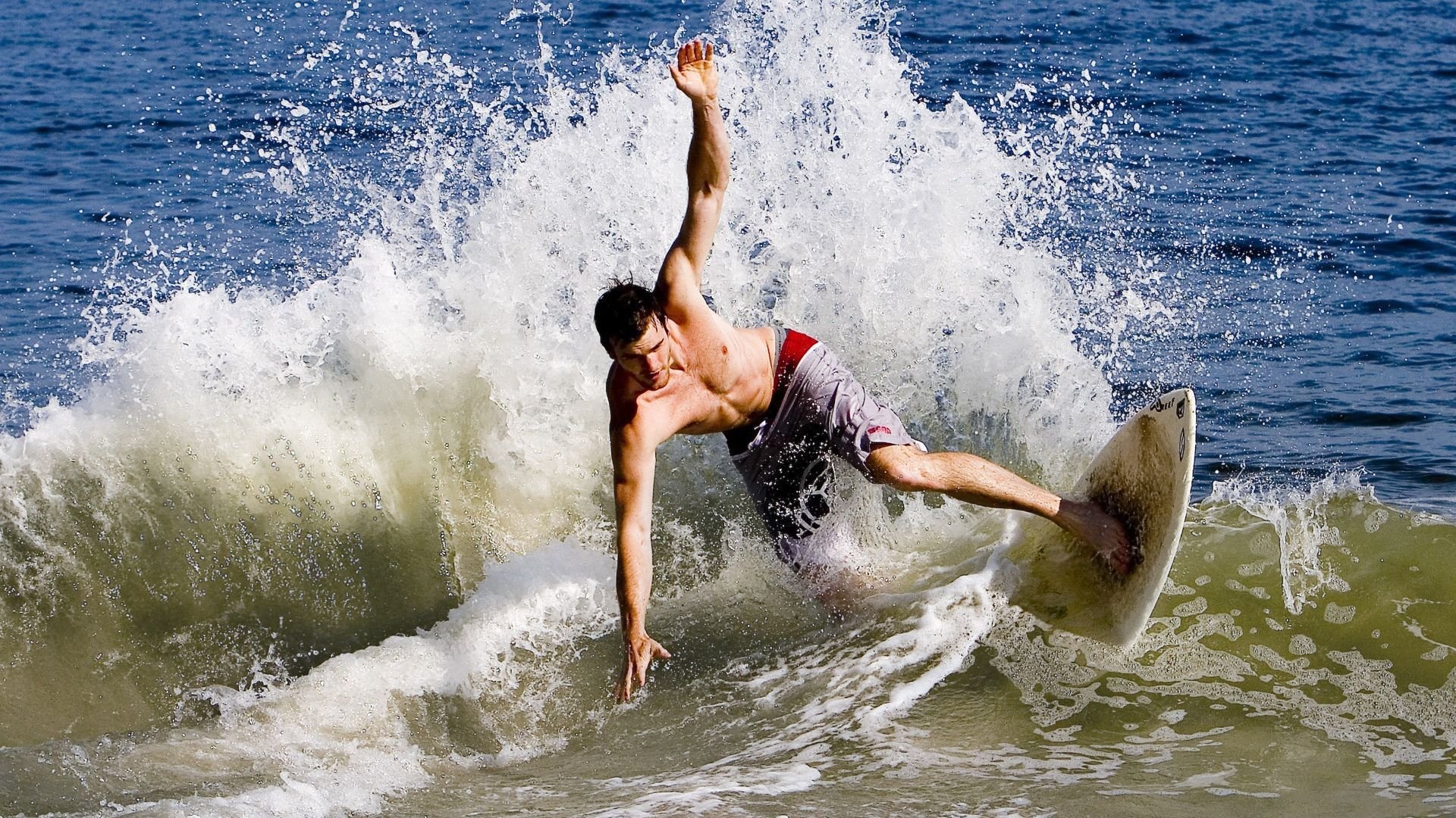 “逆境突围：车手在极端环境下的拼搏史诗”，逆境突袭剧情介绍